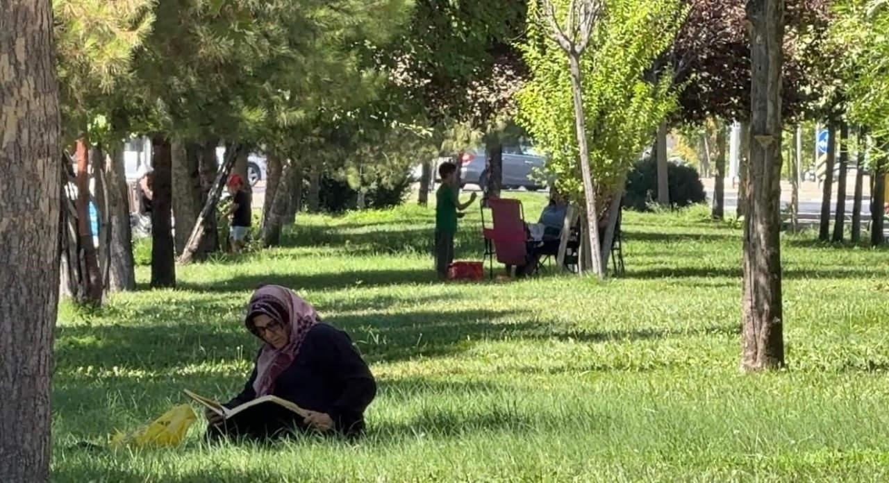 Vatandaşlar park ve bahçelere akın etti.