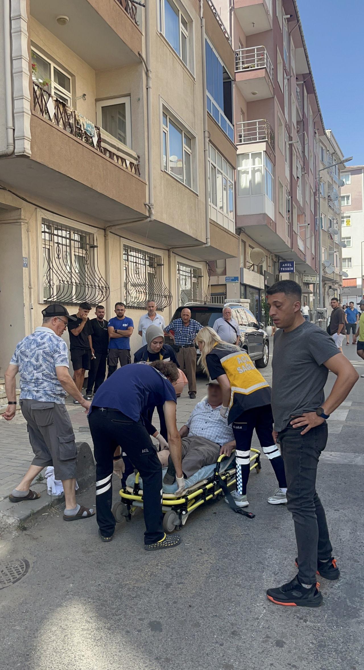 Yaralı adam hastaneye kaldırıldı. 