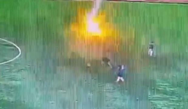 Tayland'da ma&ccedil; sırasında sahaya yıldırım d&uuml;şt&uuml;: 1 &ouml;l&uuml;, 9 yaralı