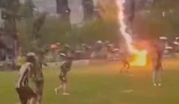 Tayland'da ma&ccedil; sırasında sahaya yıldırım d&uuml;şt&uuml;: 1 &ouml;l&uuml;, 9 yaralı