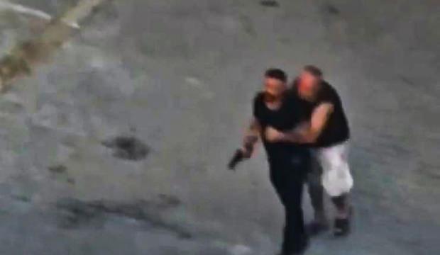 Taziye evinde ortalık karıştı! Silah &ccedil;ekip husumetlilerini kovaladı