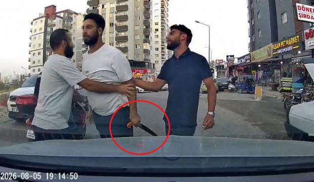 Yol verme kavgasında dehşet! Bagajdan testere &ccedil;ıkarıp saldırmaya kalktı