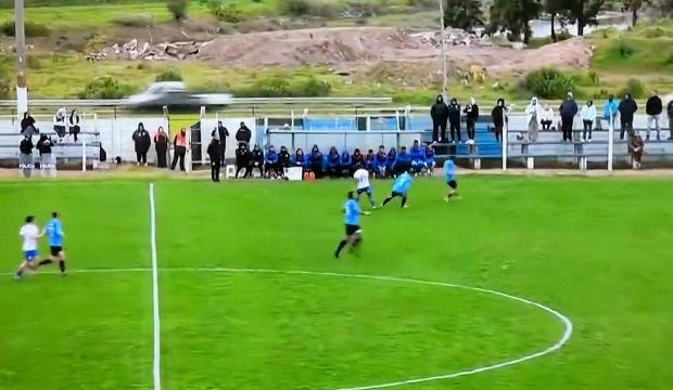 Futbol ma&ccedil;ında inanılmaz an! Top trafik kazasına neden oldu