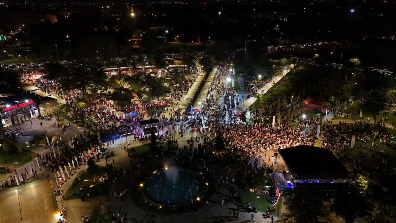  Yurt Dışı Türkler, Dernekler ve Yöresel Kültürler Buluşması Hemşehri Dernekleri Festivali alanı doldu taştı.