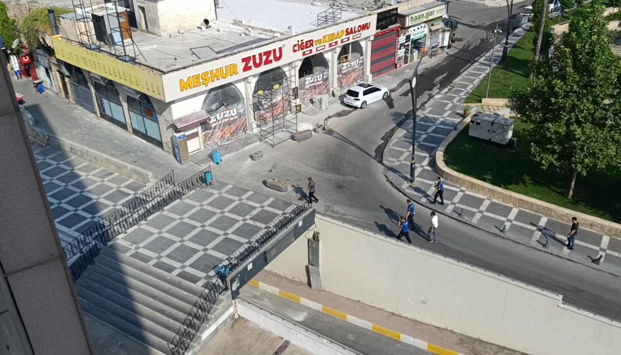 Şanlıurfa'da polis aracının camını bıçakla kırıp ekiplere saldırdı.