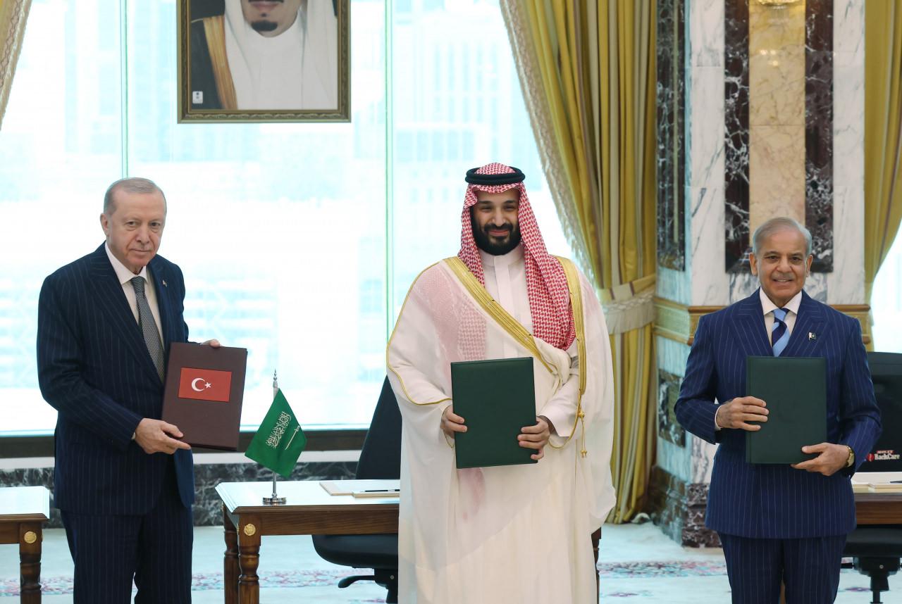 Cumhurbaşkanı Recep Tayyip Erdoğan, Suudi Arabistan Veliaht Prensi Muhammed bin Selman ile Pakistan Başbakanı Şahbaz Şerif, Suudi Arabistan'ın Mekke şehrinde üçlü savunma anlaşması imzaladı.
