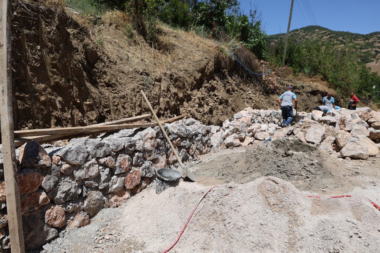 Yolu olmayan yatalak vatandaş için köylü arazisini verdi, belediye yol yaptı.