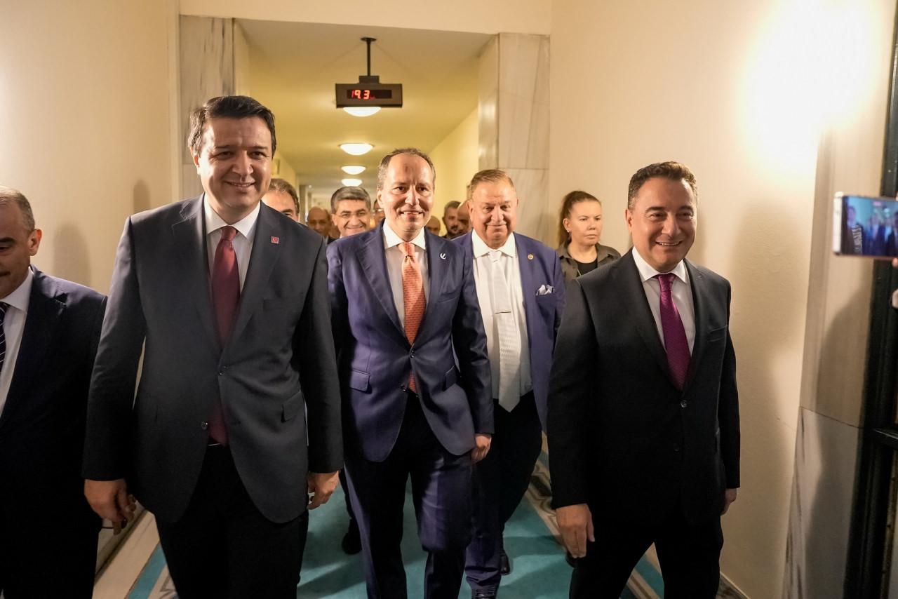 Meclis'in son Genel Kurulu'nda Mahmut Arıkan (Saadet Partisi), Fatih Erbakan (Yeniden Refah Partisi) ve Ali Babacan (DEVA Partisi) birlikte görüntülendi.