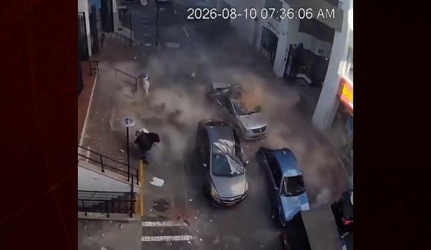 Deprem anında binanın girişi saniyeler i&ccedil;inde yerle bir oldu