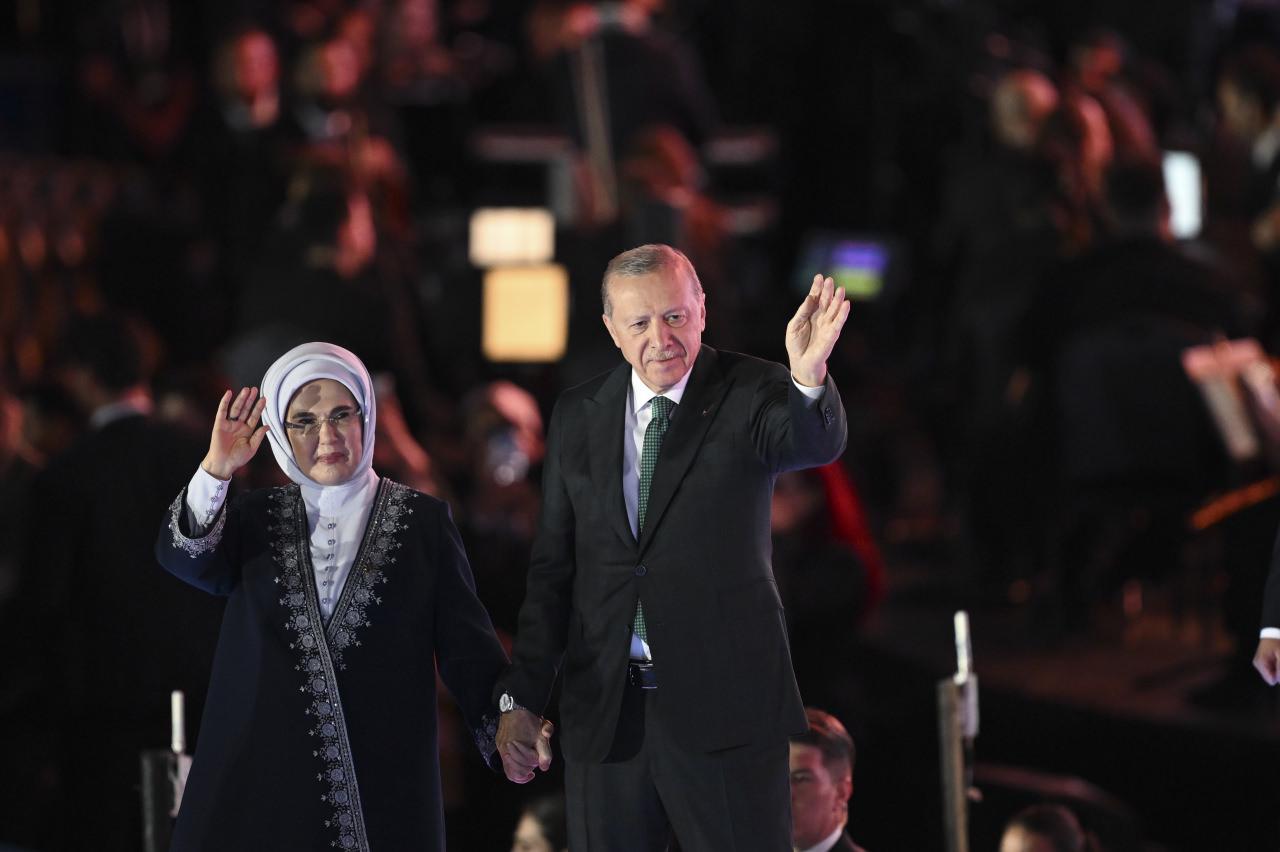 Cumhurbaşkanı ve AK Parti Genel Başkanı Recep Tayyip Erdoğan ve eşi Emine Erdoğan, Başkent Millet Bahçesi'nde düzenlenen 'AK Parti 25. Kuruluş Yıl Dönümü Programı'na katıldı.