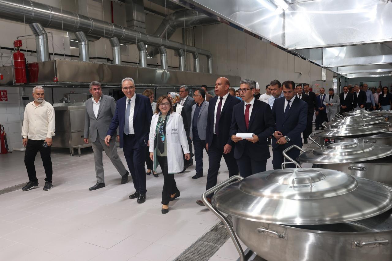 Gaziantep Büyükşehir Belediyesi Fatma Şahin, projeler hakkında bilgi alıyor.