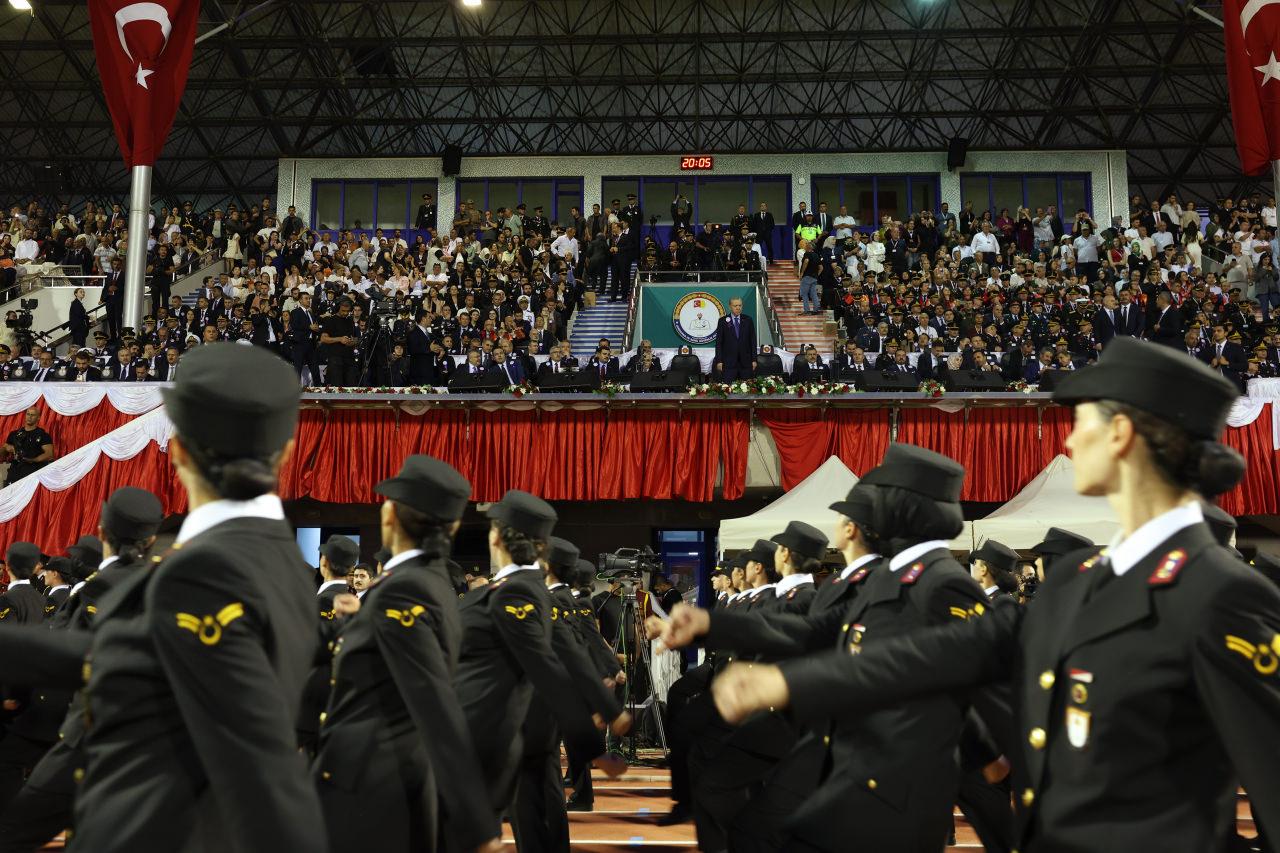 Cumhurbaşkanı Recep Tayyip Erdoğan, Jandarma ve Sahil Güvenlik Akademisi Başkanlığı Stadyumu'nda düzenlenen Jandarma ve Sahil Güvenlik Akademisi Mezuniyet Töreni'ne katıldı.