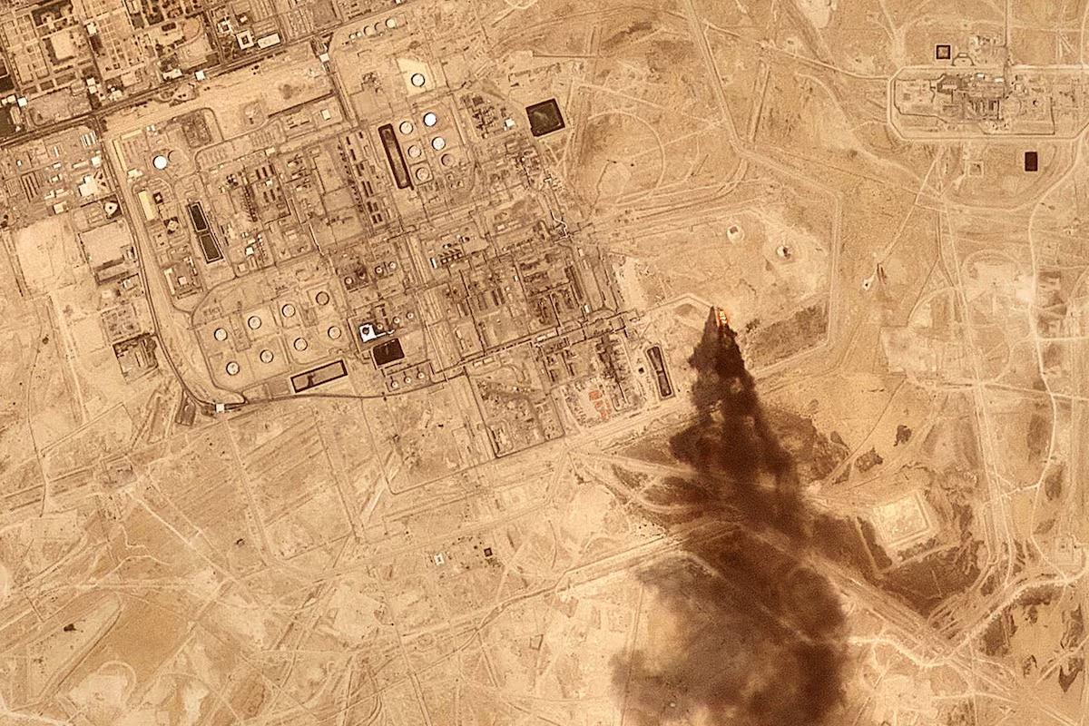 Suudi Arabistan'daki Saudi Aramco petrol sahasından dumanlar yükseliyor. (Kaynak: WP)