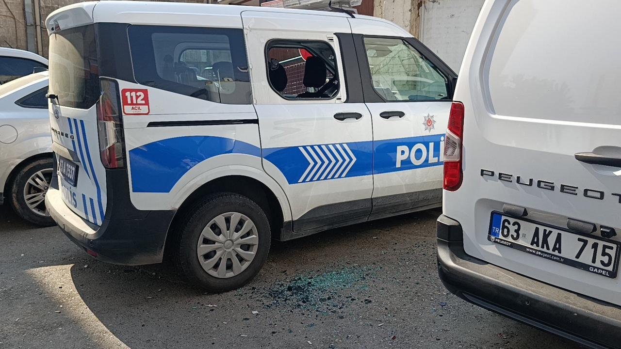 Bıçakla kırılan polis aracının camının son hali.