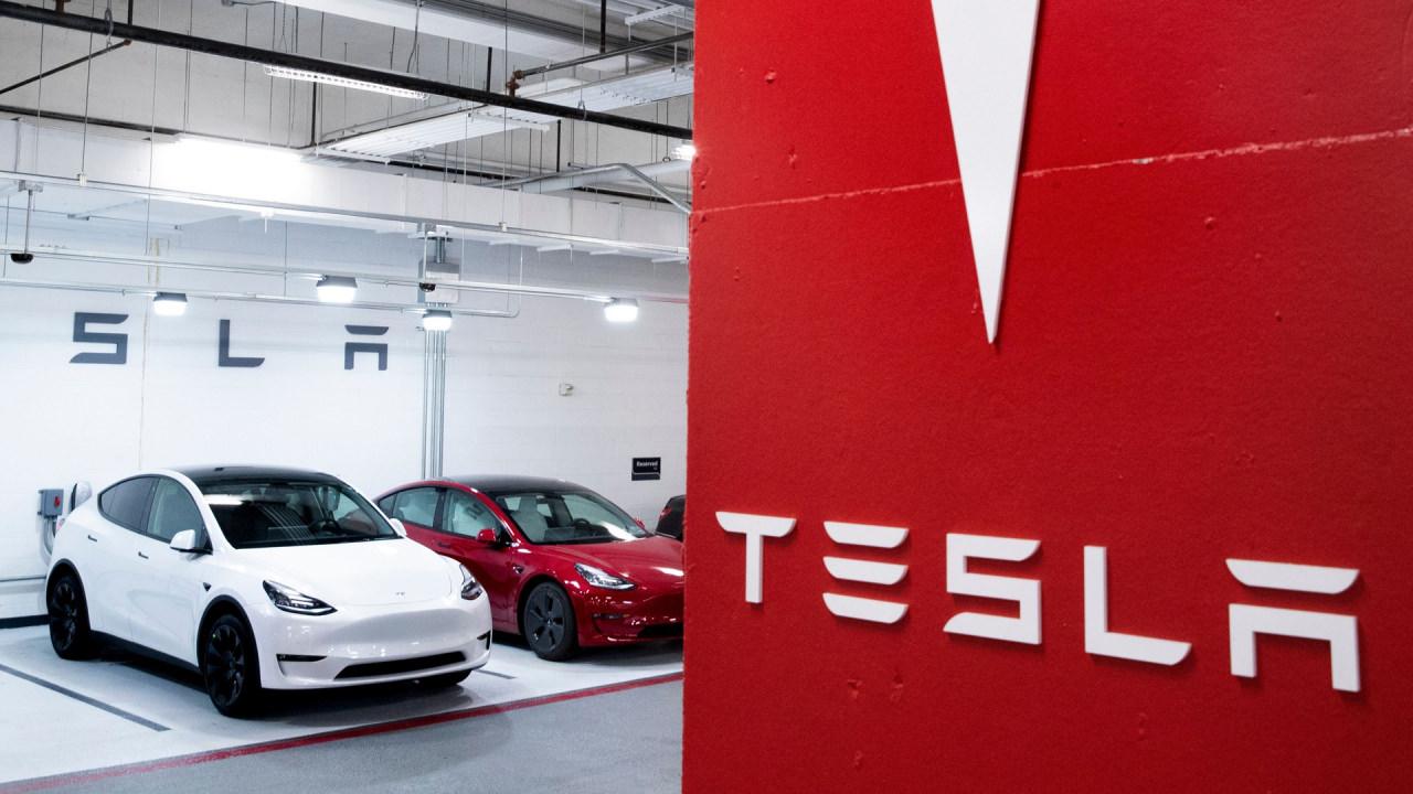 Tesla, karşıdan gelen sürücülerin görüşünü kısıtlayabilecek aşırı parlak kısa farlar nedeniyle 20 bin 349 aracını geri çağırıyor.