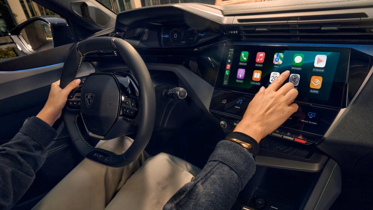 Yeni Peugeot 308’in kabininde dijital göstergeler ve gelişmiş multimedya özellikleri öne çıkıyor.