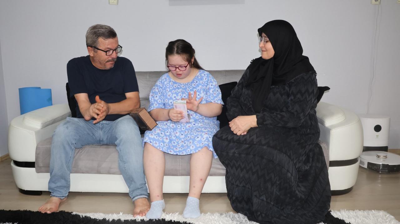 Down sendromlu Hüma Kayataş (14) ve ailesi.