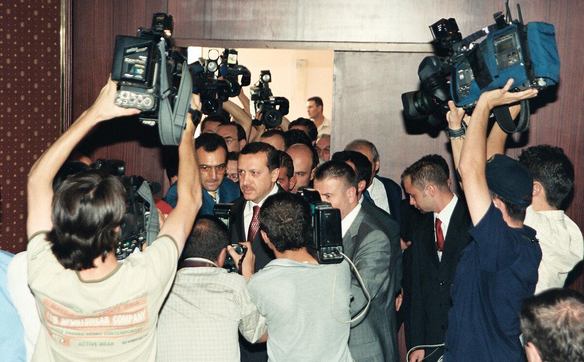 Tarih: 14 Ağustos 2001 / Adalet ve Kalkınma Partisi Tanıtım Toplantısından bir fotoğraf...