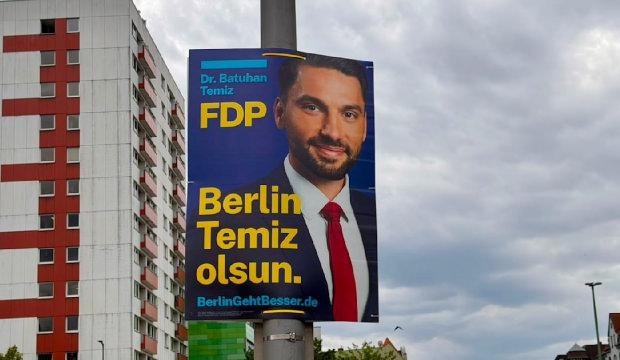 Almanya'da T&uuml;rk&ccedil;e afiş krizi