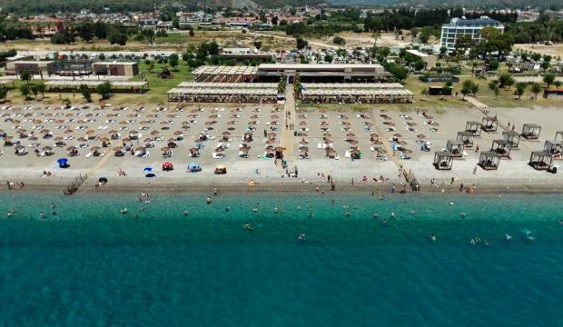 Antalya'da halk plajlarına yoğun ilgi: Ziyaret&ccedil;i sayısı &uuml;&ccedil; milyona yaklaştı
