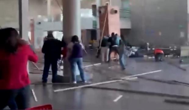 Depreme havalimanında yakalandılar! Tavan &uuml;stlerine &ccedil;&ouml;kt&uuml;, o anlar kamerada