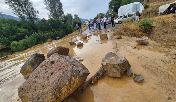 Dev kayalar yolu kapattı! Kara yolu ulaşıma kapandı: Korkutan manzara!