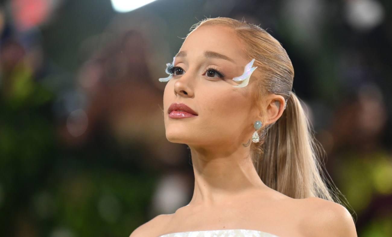 Eleştiri yağınca kariyerine ara vermişti: Ariana Grande hayranlarına sınır &ccedil;izdi