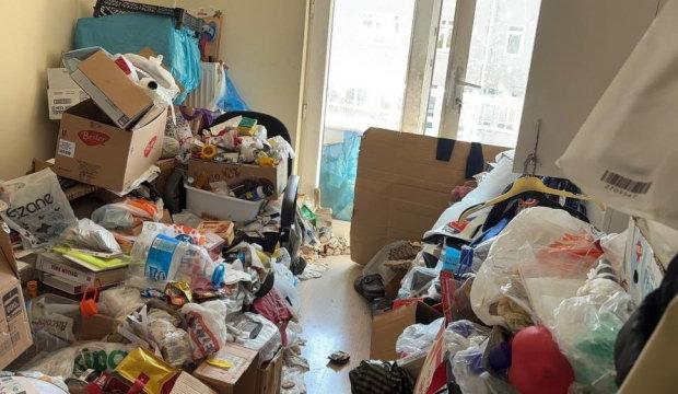 Emekli profes&ouml;r&uuml;n iki dairesinden tonlarca eşya ve &ccedil;&ouml;p &ccedil;ıktı
