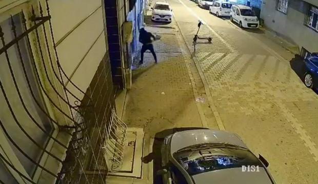 Esenyurt&rsquo;ta eski sevgili dehşeti: Scooter ile gelip binayı ateşe verdi