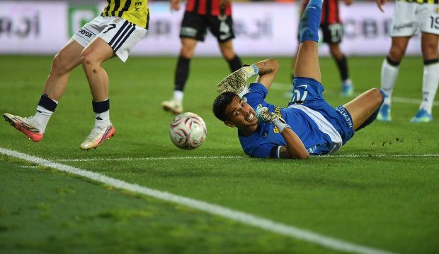 Fenerbah&ccedil;e'nin eski kalecisi Fenerbah&ccedil;e ma&ccedil;ına damga vurdu