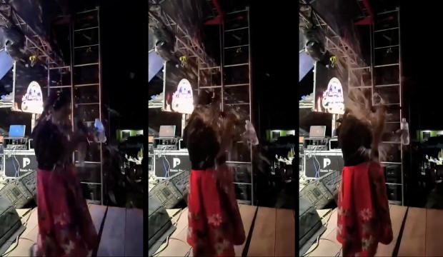 Fırlatılan cam şişe y&uuml;z&uuml;nde patladı! Peru'da sahnede dehşet anları