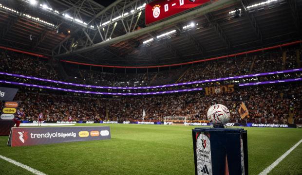 Galatasaray trib&uuml;nlerinden istifa tezah&uuml;ratı