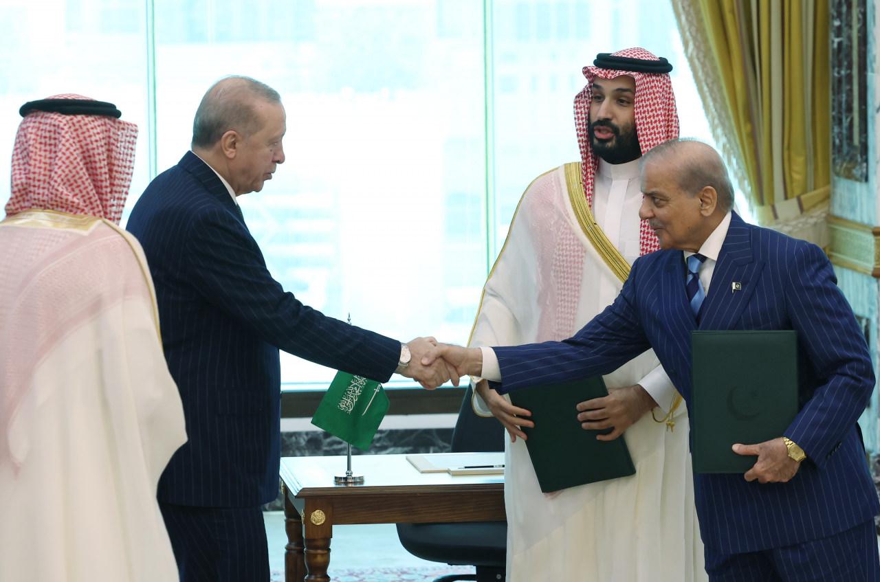 Cumhurbaşkanı Recep Tayyip Erdoğan, Suudi Arabistan Veliaht Prensi Muhammed bin Selman ile Pakistan Başbakanı Şahbaz Şerif, Suudi Arabistan'ın Mekke şehrinde üçlü savunma anlaşması imzaladı.