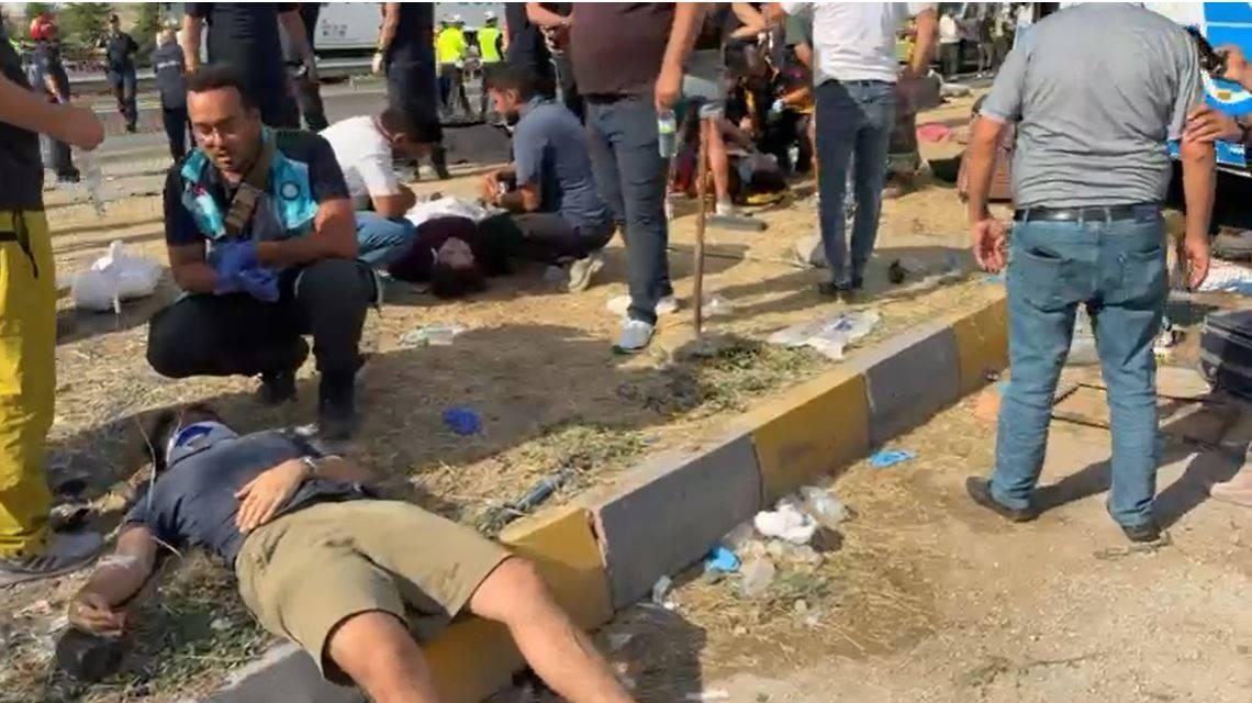 Ankara'da midibüs ile kamyon çarpıştı.