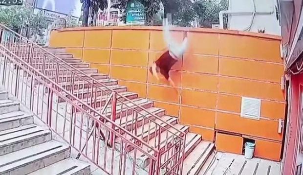 Isparta'da duvarda uzanan şahıs metrelerce y&uuml;ksekten b&ouml;yle d&uuml;şt&uuml;