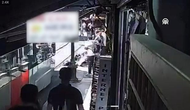 İstanbul'da tramvay yoluna devrilen bebek arabası y&uuml;rekleri ağza getirdi