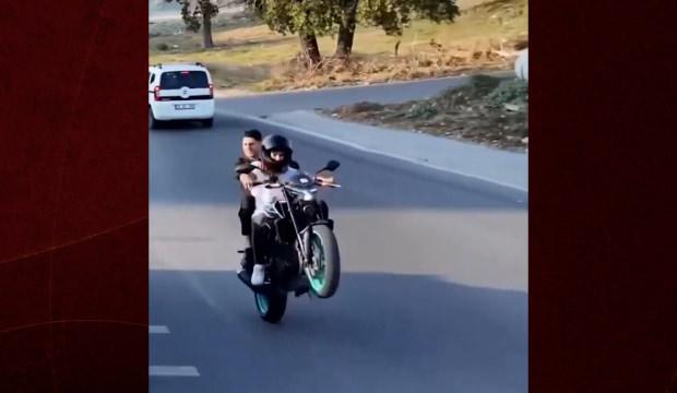  İstanbul'daki d&uuml;ğ&uuml;n konvoyunda tehlikeli motosiklet şovu kameraya yansıdı