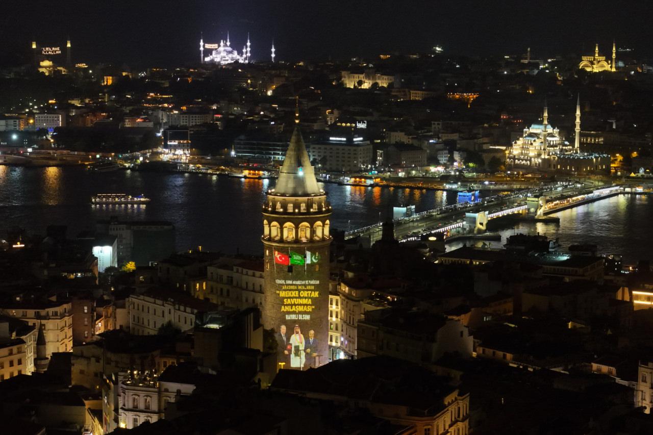 Cumhurbaşkanlığı İletişim Başkanlığı'nca, Mekke Ortak Savunma Anlaşması'nın taşıdığı birlik, dayanışma ve işbirliği mesajının kamuoyuna ulaştırılması amacıyla Ankara ve İstanbul'un simgesel noktalarında iletişim kampanyası yürütülüyor. İstanbul'un simge yapılarından Galata Kulesi'nde Mekke Ortak Savunma Anlaşmasına özel olarak hazırlanan içerikler gösterime sunuldu.
