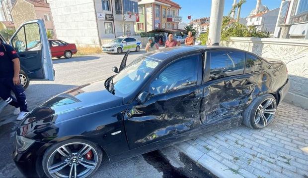 Karaman&rsquo;da iki otomobil &ccedil;arpıştı: 5 yaralı