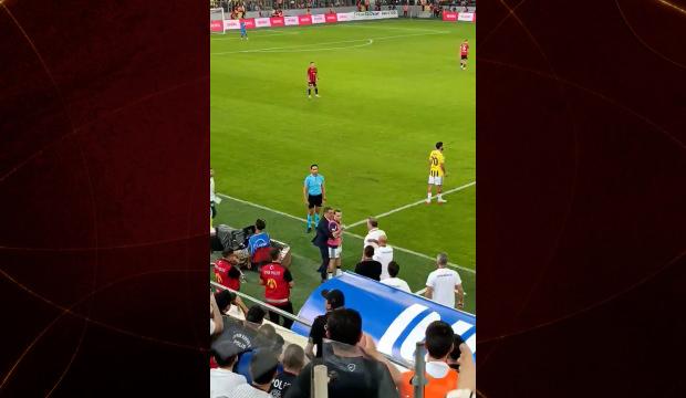 Kerem Akt&uuml;rkoğlu saha kenarında gerildi: Gen&ccedil;lerbirliği ma&ccedil;ında kul&uuml;beyle tartıştı