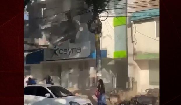 Kolombiya'da kabus anları kamerada: Bina cephesi insanların &uuml;zerine &ccedil;&ouml;kt&uuml;