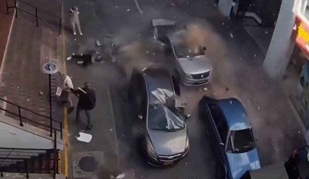 Kolombiya'daki depremde dehşet anları: Molozlar sokaktaki ara&ccedil;ların &uuml;zerine yağdı
