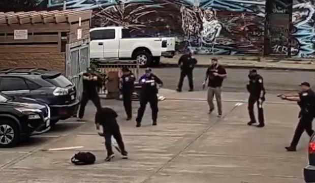 Mızrak taşıyan adama 8 polis kurşun yağdırdı! ABD'deki feci &ouml;l&uuml;m kamerada