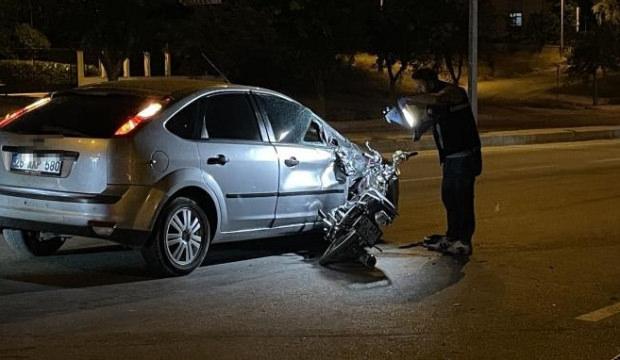 Motosiklet otomobile ok gibi saplandı: 1 &ouml;l&uuml;, 1 yaralı