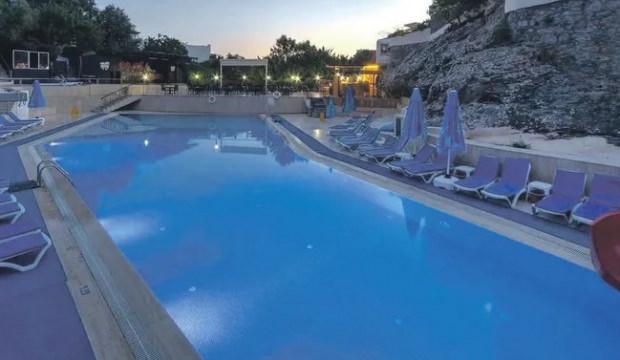 Otel havuzunda kimyasak panik! 10&rsquo;u &ccedil;ocuk 13 kişi hastaneye kaldırıldı