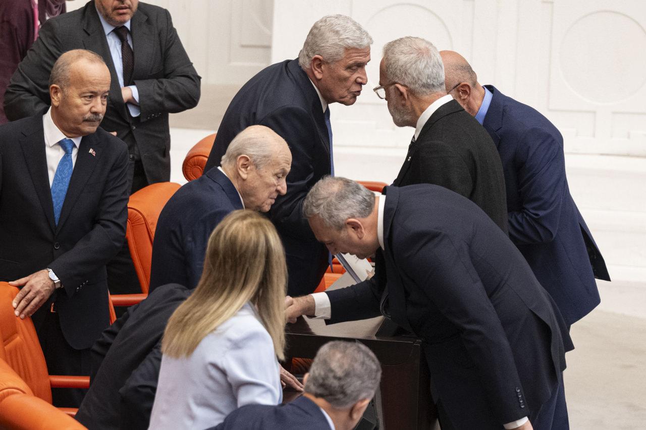 AK Parti Grup Başkanvekili ve Gaziantep Milletvekili Abdulhamit Gül ile MHP Genel Başkanı Bahçeli, AK Parti Grup Başkanvekili Bahadır Yenişehirlioğlu ile İYİ Parti Genel Başkanı Müsavat Dervişoğlu selamlaştı.