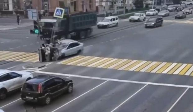 Rusya'da dehşet anları: Kontrolden &ccedil;ıkan ara&ccedil; ışıklardaki yayaları bi&ccedil;ti