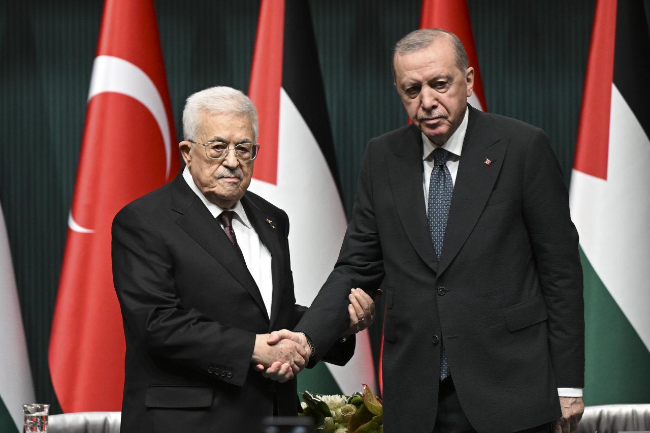 Cumhurbaşkanı Recep Tayyip Erdoğan, Türkiye'ye resmi ziyarette bulunan Filistin Devlet Başkanı Mahmud Abbas ile Cumhurbaşkanlığı Külliyesi'nde ortak basın toplantısı düzenledi.