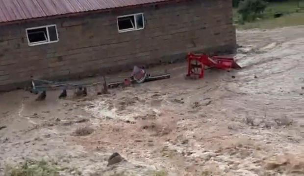 Sağanak sonrası mahalleyi su bastı