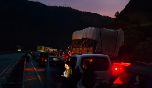 Sivas'ta toprak ve taşların d&uuml;şt&uuml;ğ&uuml; yolda 10 kilometrelik ara&ccedil; kuyruğu oluştu